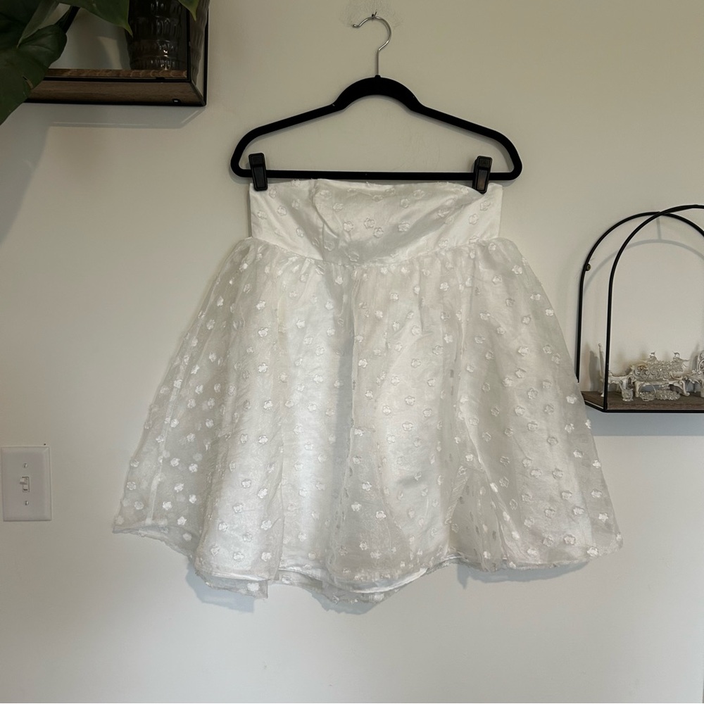 Lulus White Flower Dot Strapless Super Mini Dress Size‎ Small